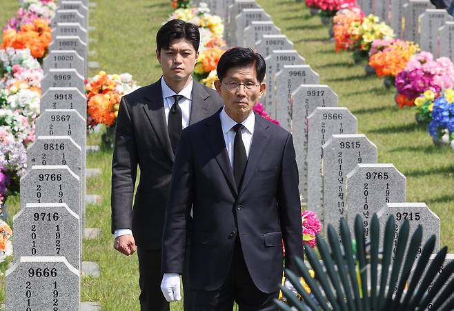 김문수 국민의힘 대선 후보(오른쪽)가 김용태 비상대책위원장과 5월12일 국립대전현충원을 찾아 고(故) 한주호 준위 묘역으로 이동하고 있다. ⓒ연합뉴스