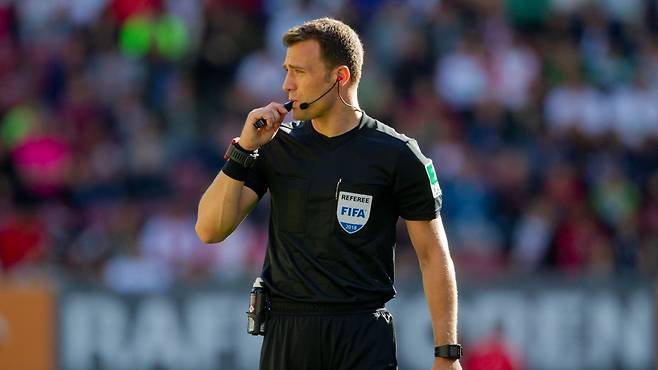 펠릭스 츠바이어 심판은 토트넘-맨유의 2024~2025시즌 UEL 결승 주심으로 배정됐다. UEFA에서 신뢰받는 심판이지만, 과거 승부조작 스캔들에 연루된 이력때문에 여전히 의심의 눈초리가 끊이지 않고 있다. 사진출처｜PSG 홈페이지