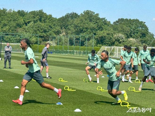 손흥민(가운데)이 12일 영국 런던 엔필드 트레이닝센터에서 훈련에 열중이다. 그는 22일 맨체스터 유나이티드와 UEL 결승을 대비해 컨디션을 끌어올리고 있다. 스포츠동아DB
