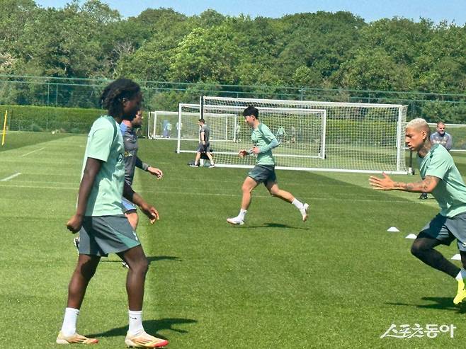 손흥민(가운데)이 12일 영국 런던 엔필드 트레이닝센터에서 훈련에 열중이다. 그는 22일 맨체스터 유나이티드와 UEL 결승을 대비해 컨디션을 끌어올리고 있다. 스포츠동아DB