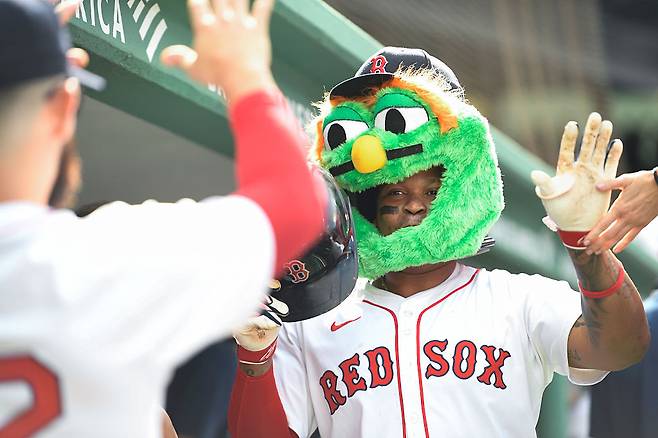 홈런을 날린 뒤 보스턴 마스코트 얼굴 탈을 쓰고 세리머니를 하는 라파엘 데버스. 게티이미지코리아