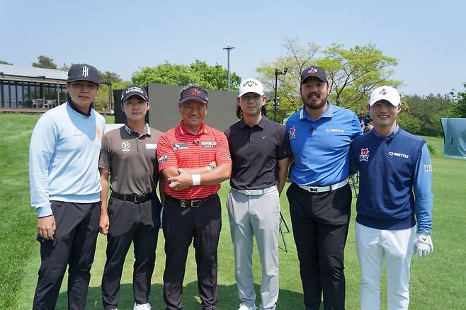 최경주(왼쪽 3번째)가 지난 12일 ‘재능나눔 행복라운드’가 열린 제주 핀크스 GC에서 장유빈·김동민·김동은·정찬민·배용준(왼쪽부터) 등 후배 선수들과 함께 기념 촬영을 하고 있다. SK텔레콤 제공