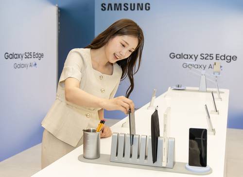 13일 ‘삼성 강남’에서 진행된 ‘갤럭시 S25 엣지’  공개 행사에서 ‘갤럭시 S25 엣지’ 제품을 체험하고 있는 모습.  |삼성전자