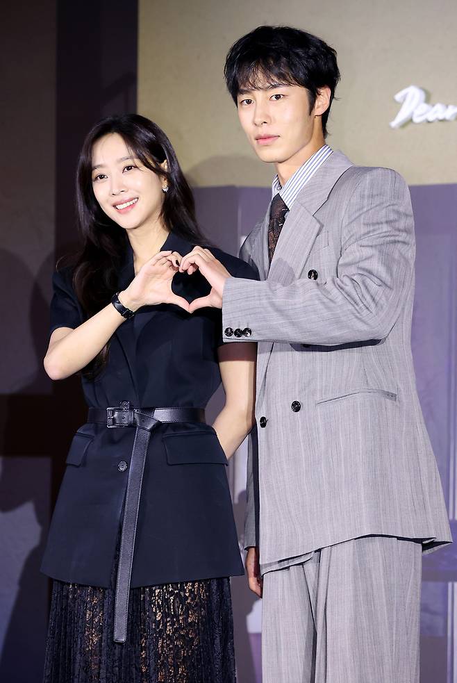 배우 조보아(왼쪽)와 이재욱이 13일 서울 구로구 라마다호텔에서 열린 넷플릭스 시리즈 ‘탄금’ 제작발표회에서 포즈를 취하고 있다. 연합뉴스