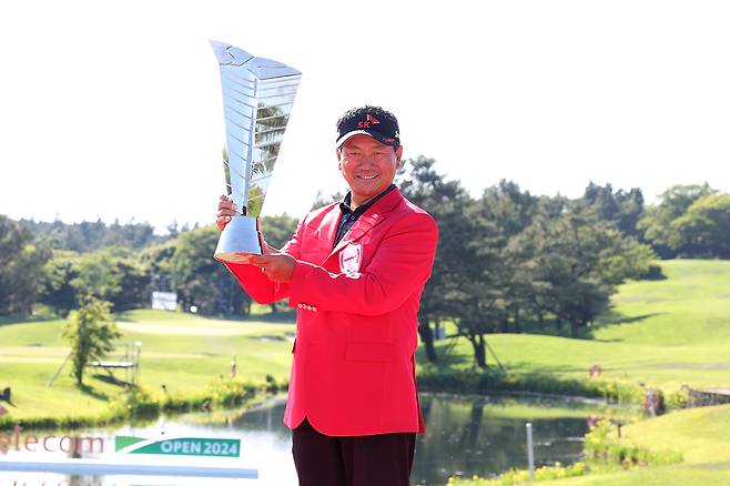 최경주가 지난해 5월 19일 SK텔레콤 오픈에서 연장 끝에 우승한 뒤 우승컵을 들어올리고 있다.  KPGA 제공