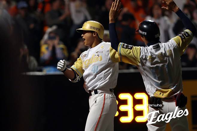 최인호가 13일 대전 두산전 9회말 2사에서 극적인 투런포를 터트린 뒤 기뻐하고 있다. 한화 이글스 제공