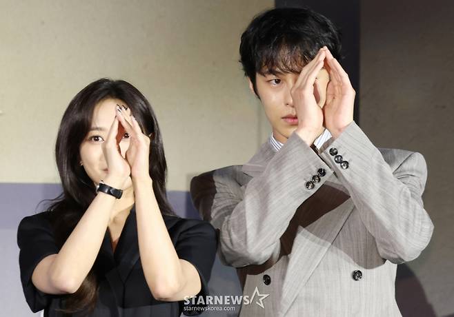 (서울=뉴스1) 권현진 기자 = 배우 조보아와 이재욱(오른쪽)이 13일 서울 구로구 라마다서울 신도림 호텔에서 열린 넷플릭스 시리즈 '탄금' (극본 김진아/연출 김홍선) 제작발표회에 참석해 포즈를 취하고 있다.   '탄금'은 실종되었던 조선 최대 상단의 아들 홍랑(이재욱 분)이 기억을 잃은 채 12년 만에 돌아오고, 이복누이 재이(조보아 분)만이 그의 실체를 의심하는 가운데 둘 사이 싹트는 알 수 없는 감정을 그린 미스터리 멜로 사극이다.  2025.5.13/뉴스1  Copyright (C) 뉴스1. All rights reserved. 무단 전재 및 재배포,  AI학습 이용 금지. /사진=(서울=뉴스1) 권현진 기자