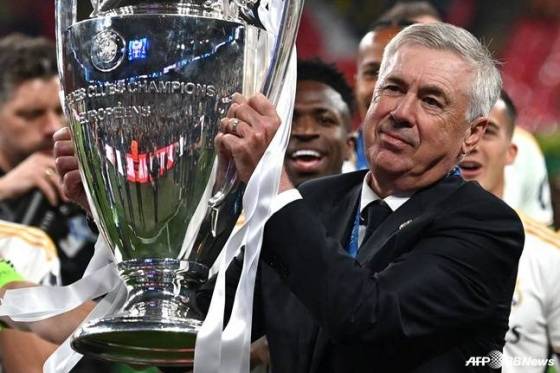 카를로 안첼로티 감독이 챔피언스리그 우승컵을 들고 있다. /AFPBBNews=뉴스1