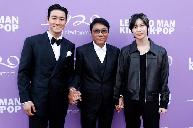 SM엔터테인먼트 총괄 프로듀서 출신 이수만이 12일(현지시간) 미국 캘리포니아주 할리우드에서 진행된 자신의 다큐멘터리 'Lee Soo Man: The King of K-Pop'(이 수 만: 더 킹 오브 케이팝) 시사회에 참석했다. 현장에는 SM엔터 출신 최시원과 태민이 참석했다. /AFP=뉴스1