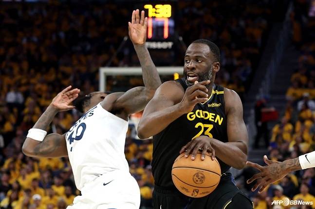 드레이먼드 그린(오른쪽)가 줄리어스 랜들과 충돌하고 있다. /AFPBBNews=뉴스1