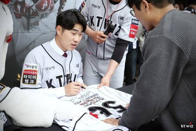 前 롯데, KT 내야수 신본기는 지난 11일 수원KT위즈파크에서 열린 '2025 신한 SOL Bank KBO 리그' KT 위즈와 롯데 자이언츠 더블헤더 1경기 자신의 은퇴식에 참가했다. 신본기는 선수 생활 내내 많은 응원을 보내준 팬들에게 고개 숙여 감사 인사를 전했다. KT 위즈