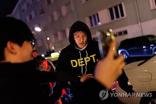 바이에른 뮌헨이 지난 11일 홈구장인 독일 뮌헨 알리안츠 아레나에서 2024-2025시즌 독일 분데스리가 우승 세리머니를 펼친 가운데 같은 포지션 경쟁자로 다음 시즌 프랑스 AS 모나코와 3년 계약한 에릭 다이어가 김민재의 우승 세리머니를 권하기 위해 멱살을 잡는 장면이 화제가 되고 있다. 시상식장에서 그 만큼 김민재를 챙겨줬다는 뜻이다. 연합뉴스