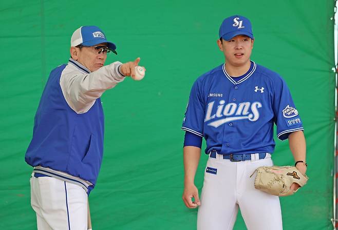 왼쪽에 선 삼성 라이온즈 최일언 코치가 투수 양창섭을 지도하고 있다. 삼성 라이온즈