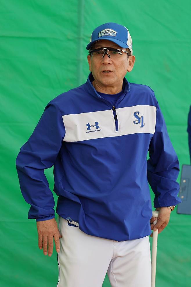 삼성 라이온즈 최일언 코치가 투수들을 지도하고 있다. 삼성 라이온즈