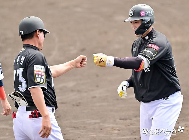 KT 위즈 이종범 코치가 경기 중 강현우와 주먹 하이파이브를 하고 있다. 엑스포츠뉴스 DB