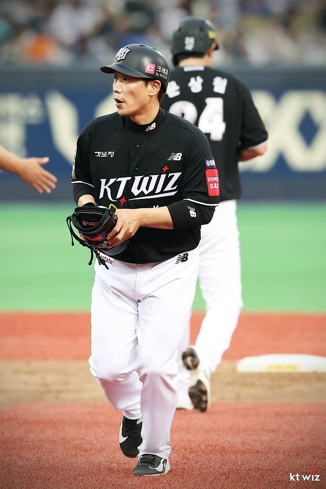 KT 위즈 박경수 코치가 13일 포항 삼성 라이온즈전에서 1루 코치 역할을 수행하고 있다. KT 위즈