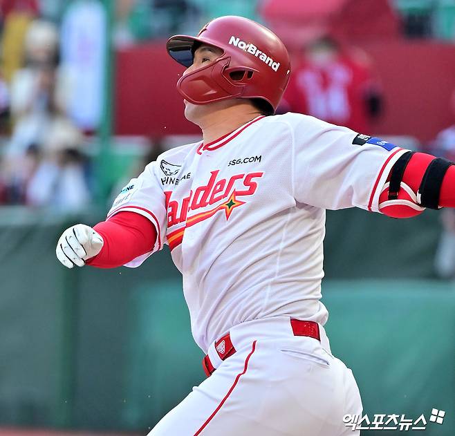 최정은 13일 인천 미추홀구 SSG랜더스필드에서 진행되는 '2025 신한 SOL 뱅크 KBO리그' NC 다이노스-SSG 랜더스 맞대결에서 홈팀인 SSG 3번 지명타자로 선발 출전한 뒤 SSG가 0-2로 뒤지던 6회말 2사 1루 상황에서 3번째 타석에 등장, 상대 외인 투수 벤저민 라일리 톰프슨의 6구 135km/h 슬라이더를 받아쳐 좌측 담장을 넘어가는 비거리 110m 짜리 투런포를 때리고 KBO리그 최초 개인 통산 500호 홈런을 일궈냈다. 엑스포츠뉴스DB