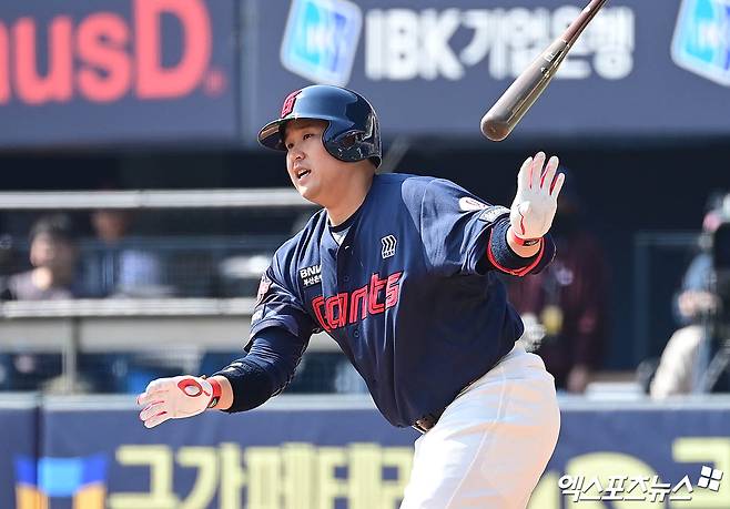 22일 오후 서울 송파구 잠실야구장에서 열린 '2025 신한 SOL Bank KBO리그' 롯데 자이언츠와 LG 트윈스의 경기, 롯데 유강남이 타격하고 있다. 엑스포츠뉴스 DB