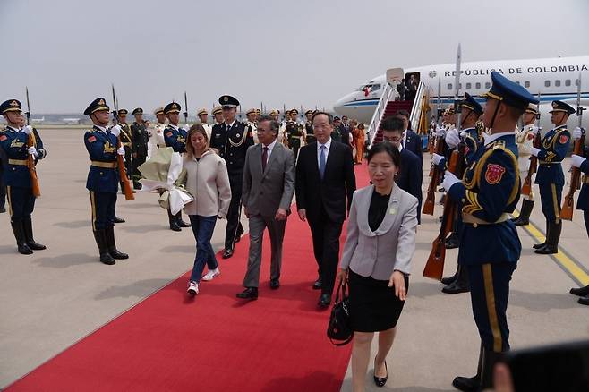 중국에서 환영받는 콜롬비아 대통령(레드카펫 가운데) [콜롬비아 대통령실 보도자료 캡처. 재판매 및 DB 금지]