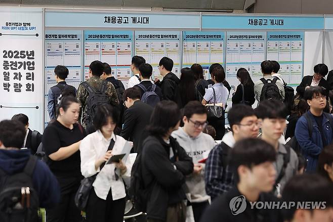 취업전쟁 (서울=연합뉴스) 임화영 기자 = 지난달 서울 강남구 코엑스에서 열린 2025 중견기업 일자리 박람회를 찾은 구직자들이 채용공고 게시물을 보고 있다. 2025.5.13. hwayoung7@yna.co.kr
