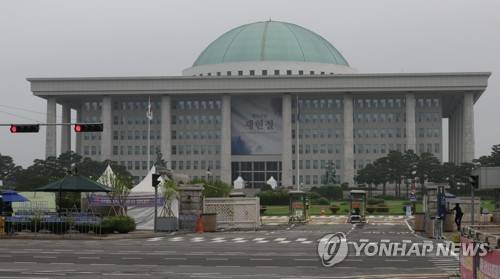 대한민국 국회  (서울=연합뉴스) 한상균 기자 = 제헌절을 하루 앞둔 16일 국회의사당에 기념 현수막이 붙어 있다. 2023.7.16 xyz@yna.co.kr