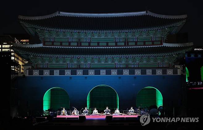 경복궁 흥례문 광장에서 열린 궁중문화축전 개막제 (서울=연합뉴스) 김성민 기자 = 25일 서울 종로구 경복궁 흥례문 광장에서 열린 '2025 궁중문화축전 개막제'에서 공연이 진행되고 있다. 2025.4.25 ksm7976@yna.co.kr