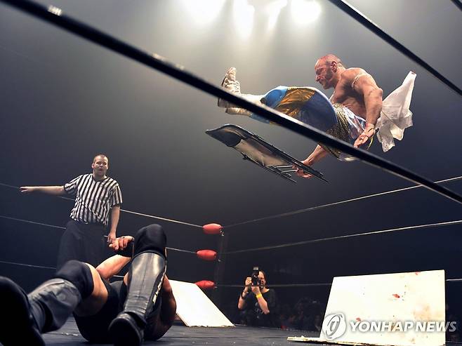 의자를 들고 점프하는 사부(오른쪽)의 공격 [EPA=연합뉴스]