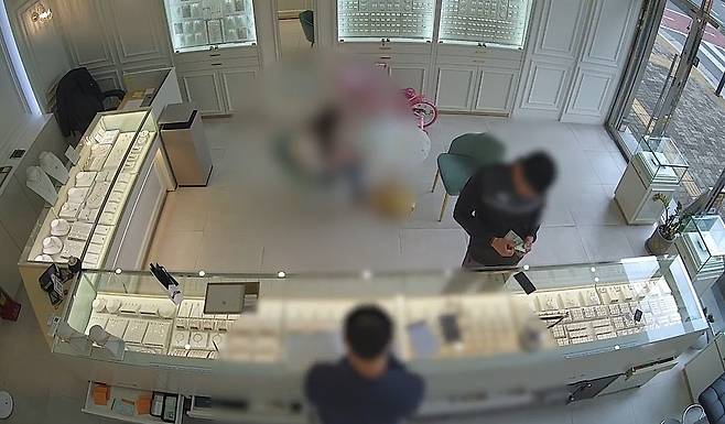 A씨가 절취한 귀금속을 현금으로 바꾸는 모습 [독자 제공. 재판매 및 DB 금지]
