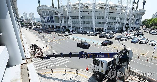 창원NC파크 주차장 외장 마감재 철거 (창원=연합뉴스) 김동민 기자 = 29일 오후 경남 창원시 마산회원구 창원NC파크 야구장 주차장에서 관계자가 외장 마감재 '루버' 철거 작업을 하고 있다. 2025.4.29 image@yna.co.kr