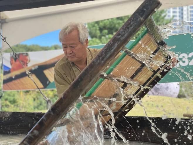 전통 한지 뜨기 시연 [원주한지문화제위원회 제공.재판매 및 DB 금지]