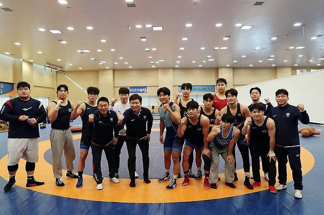 레슬링 선수들과 기념 촬영하는 유승민 체육회장 당선인 (서울=연합뉴스) 제42대 대한체육회장에 선출된 유승민 당선인(앞줄 중앙)이 14일 진천국가대표선수촌을 찾아 레슬링 선수들을 격려한 뒤 함께 기념 촬영을 하고 있다.
2025.2.14 [대한체육회 제공. 재판매 및 DB 금지]