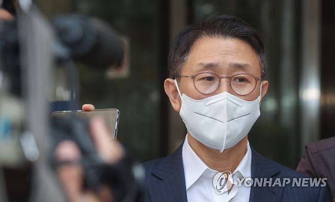 취재진 질문에 답하는 김형준 전 부장검사 (서울=연합뉴스) 임화영 기자 = 뇌물수수 혐의로 고위공직자범죄수사처(공수처)가 출범 후 처음 기소한 김형준 전 부장검사가 9일 오전 서울 서초구 중앙지법에서 열린 1심 선고를 마친 뒤 취재진의 질문에 답하고 있다. 2022.11.9 [공동취재] hwayoung7@yna.co.kr