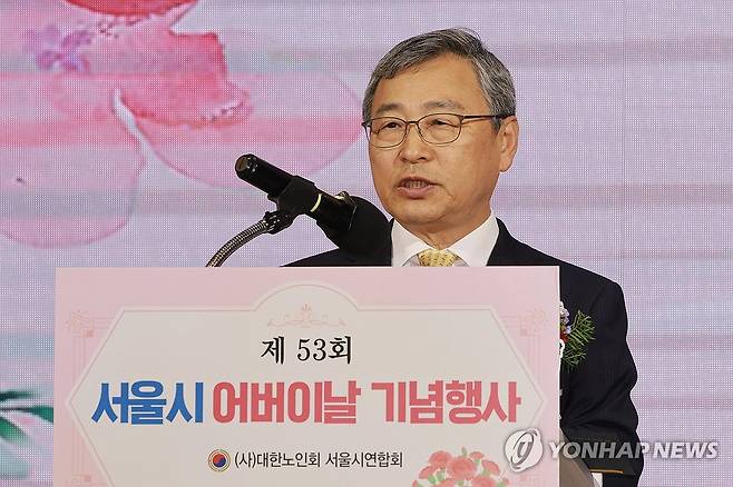 축사하는 정근식 서울시교육감 (서울=연합뉴스) 신현우 기자 = 어버이날인 8일 서울 마포구 케이터틀 컨벤션홀에서 열린 제53회 서울시 어버이날 기념행사에서 정근식 서울시교육감이 축사하고 있다. 2025.5.8 nowwego@yna.co.kr