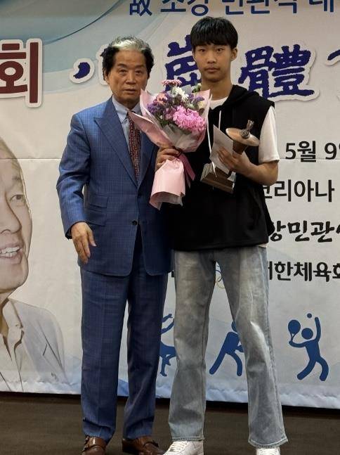 소강체육대상 꿈나무상을 받은 이준희(오른쪽)와 시상자 유재준 전 대한복싱협회장 [유재준 씨 제공. 재판매 및 DB 금지]