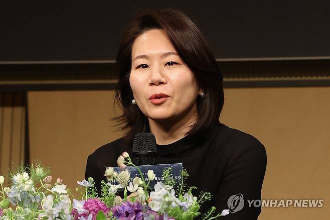 인사말하는 김정미 (서울=연합뉴스) 강민지 기자 = 소프라노 김정미가 13일 서울 서초구 예술의전당에서 열린 창작 오페라 '더 라이징 월드(The Rising World): 물의 정령' 기자간담회에서 인사말을 하고 있다.  2025.5.13 mjkang@yna.co.kr