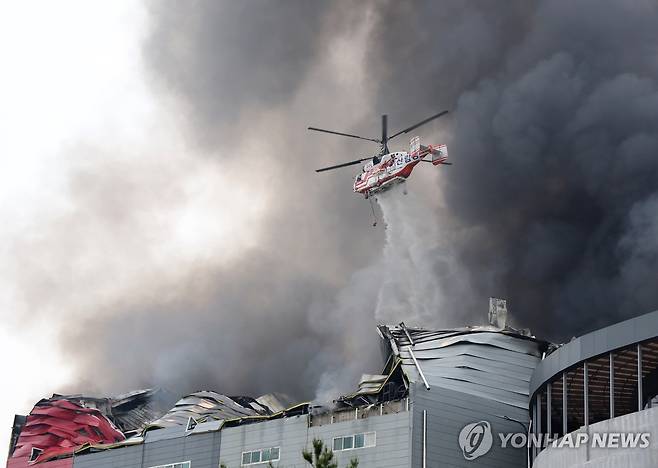 이천 대형 물류창고서 화재 (이천=연합뉴스) 홍기원 기자 = 13일 경기도 이천시 부발읍 소재 대형 물류창고에서 불이 나 소방 헬기가 진화 작업을 하고 있다. 2025.5.13 xanadu@yna.co.kr