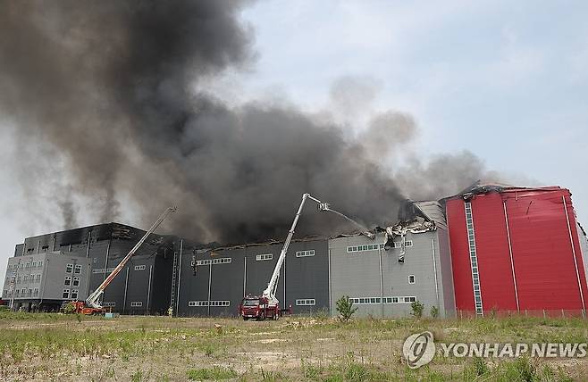 이천 대형 물류창고서 화재 (이천=연합뉴스) 홍기원 기자 = 13일 화재가 발생한 경기도 이천시 부발읍 소재 대형 물류 창고에서 소방차들이 출동해 진화 작업을 하고 있다. 2025.5.13 xanadu@yna.co.kr