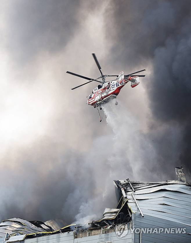 불길을 잡아라 (이천=연합뉴스) 홍기원 기자 = 13일 경기도 이천시 부발읍 소재 대형 물류센터에서 불이 나 소방헬기가 진화작업을 하고 있다. 2025.5.13 xanadu@yna.co.kr