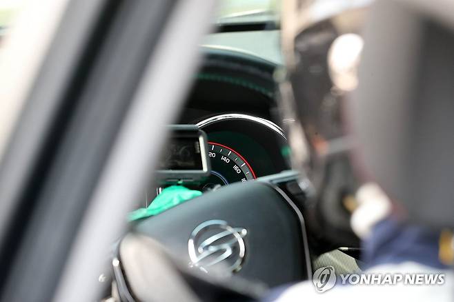 '급발진이냐, 아니냐' 밝힐 재연 시험 (강릉=연합뉴스) 강원 강릉에서 2022년 12월 이도현(사망 당시 12세) 군이 숨진 차량 급발진 의심 사고와 관련해 차량의 결함에 의한 급발진 여부를 밝힐 '재연 시험'이 2024년 4월 19일 오후 강릉시 회산로에서 진행됐다. 사고 차량과 같은 '2018년식 티볼리 에어' 차량에 카메라와 변속장치 진단기가 설치되고 있다. [연합뉴스 자료사진]