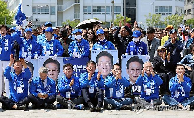5ㆍ18민주광장에서 열린 민주당 광주시선대위 출정식 (광주=연합뉴스) 조남수 기자 = 제21대 대통령 공식 선거운동 첫날인 12일 오후 광주 동구 5·18민주광장에서 더불어민주당 광주시선대위 출정식이 열리고 있다. 2025.5.12 iso64@yna.co.kr