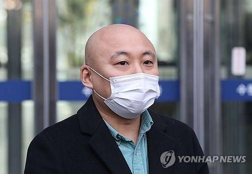 지난해 2월 1심 판결 이후 취재진에게 입장을 밝히고 있는 주호민 씨 [연합뉴스 자료사진]