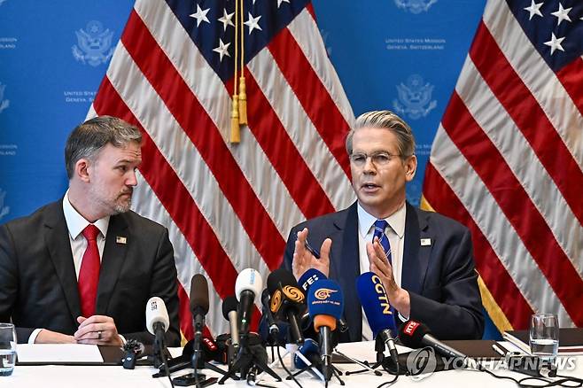 미중 무역합의 결과를 발표하는 미 정부 당국자들 (제네바 AFP=연합뉴스) 12일(현지시간) 스위스 제네바에서 미중 무역합의 결과 발표하는 스콧 베선스 미 재무부 장관과 제이미슨 그리어 미 무역대표부(USTR) 대표. 2025.5.12