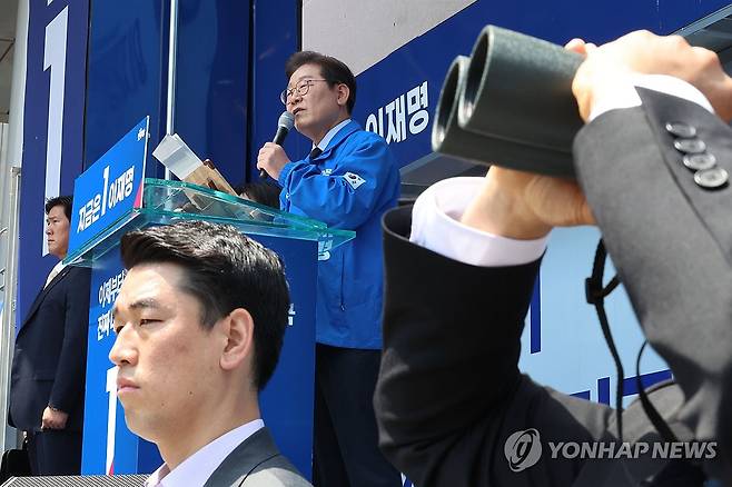 경비 삼엄한 이재명 후보 TK 유세장 (구미=연합뉴스) 김주성 기자 = 더불어민주당 이재명 대선 후보의 대구·경북(TK) 지역 유세가 열린 13일 경북 구미시 구미역광장에서 경호원들이 주위를 살피고 있다. 2025.5.13 [공동취재] utzza@yna.co.kr