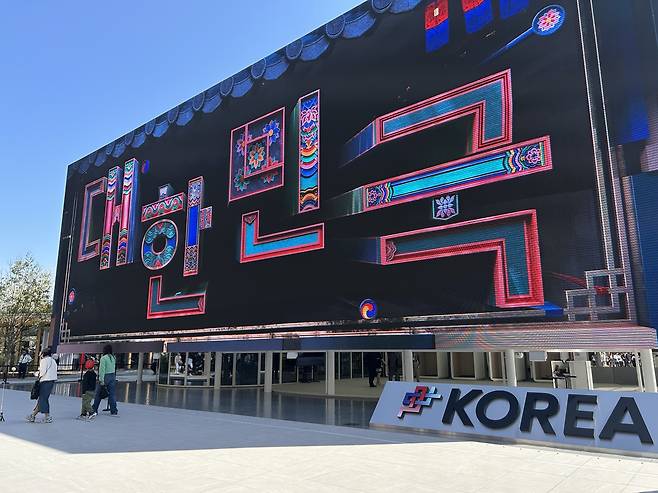 일본 오사카에 소개하는 국가유산       (오사카=연합뉴스) 김예나 기자 = 13일 일본 오사카·간사이 만국박람회(오사카 엑스포) 한국관 앞에 설치된 대형 화면 모습. 2025.5.13
    yes@yna.co.kr