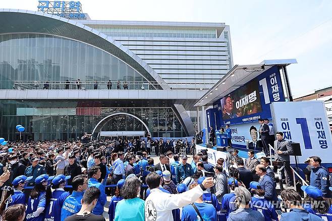 '보수 텃밭' 찾아 지지 호소하는 이재명 후보 (구미=연합뉴스) 김주성 기자 = 더불어민주당 이재명 대선 후보가 '보수의 텃밭'으로 불리는 대구·경북(TK) 지역 유세에 나선 13일 경북 구미시 구미역광장에서 시민들에게 지지를 호소하고 있다. 2025.5.13 [공동취재] utzza@yna.co.kr