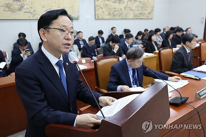 제안 설명하는 김문수 의원 (서울=연합뉴스) 박동주 기자 = 26일 서울 여의도 국회에서 열린 교육위원회 전체회의에서 더불어민주당 김문수 의원이 교육공무원법 일부개정법률안에 대한 제안설명을 하고 있다. 2025.2.26 pdj6635@yna.co.kr