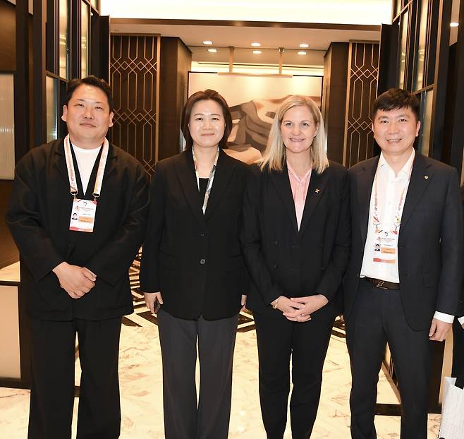 박주희 ISF 이사장, 코번트리 IOC 위원장 당선인, 유승민 체육회장(왼쪽 2번째부터) [ISF 제공. 재판매 및 DB 금지]