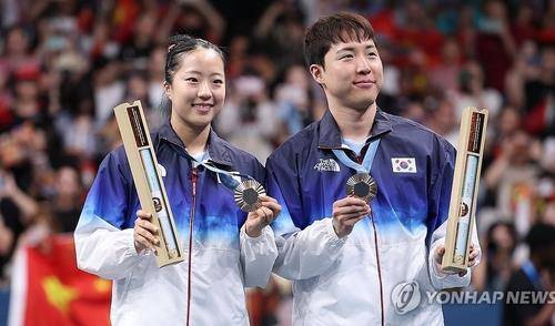 파리 올림픽 혼복 동메달을 합작한 신유빈(왼쪽)과 임종훈 [연합뉴스 자료 사진]