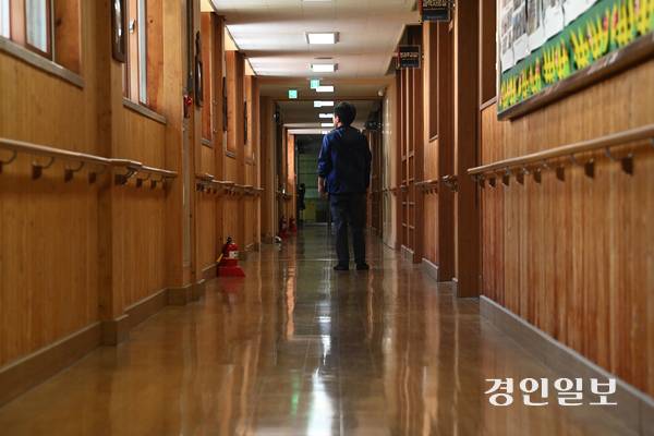 스승의 날을 하루 앞둔 14일 경기도내 한 학교 복도에서 선생님이 발걸음을 옮기고 있다. 2025.5.14 /최은성기자 ces7198@kyeongin.com