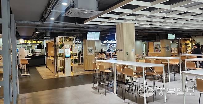 '아슐랭'으로 불리는 아주대 푸드코트에서 학생들이 식사를 하고 있다. 이지윤기자